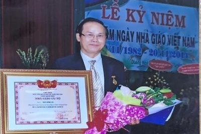 THẦY HIỆU TRƯỞNG TẬN TÂM, BIỂU TƯỢNG CỦA LÒNG YÊU NGHỀ  VÀ SỰ CỐNG HIẾN